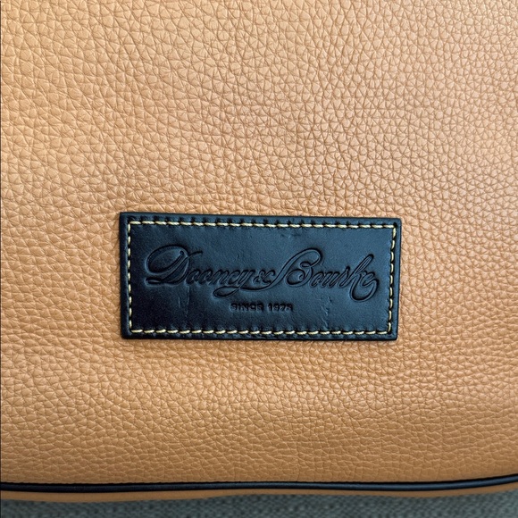 Dooney and Bourke, large Leather Tote Bag and cosmetic case - Picture 8 of 16